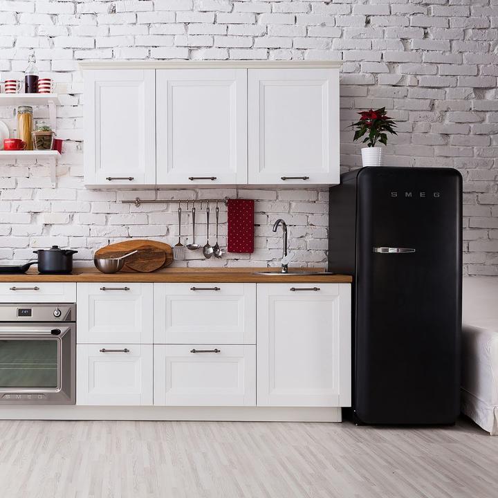 Produktbild Smeg FAB28RBL6 Kühlschrank Rechtsanschlag Schwarz 50's Style (270 l)