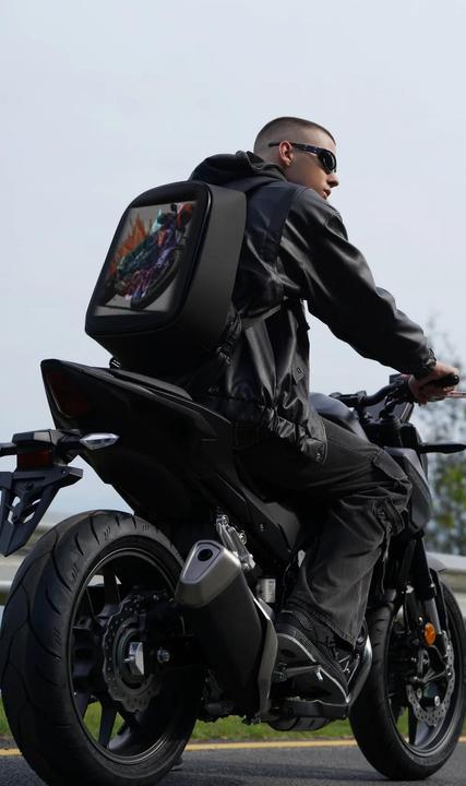 Produktbild Carbon Tech Cyber AI Rucksack mit integriertem LED-Display