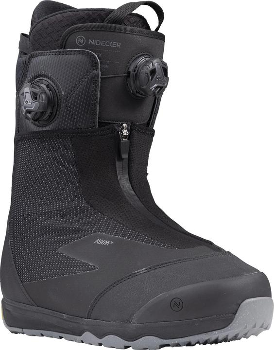 Snowboard boots