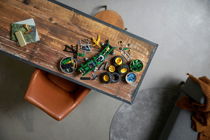 Actual product image LEGO John Deere 948L-II Skidder (42157, LEGO Technic)