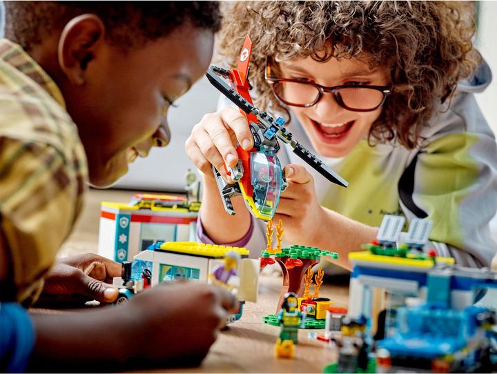 Actual product image LEGO 60371 Rescue Vehicle Headquarters (60371, LEGO City)