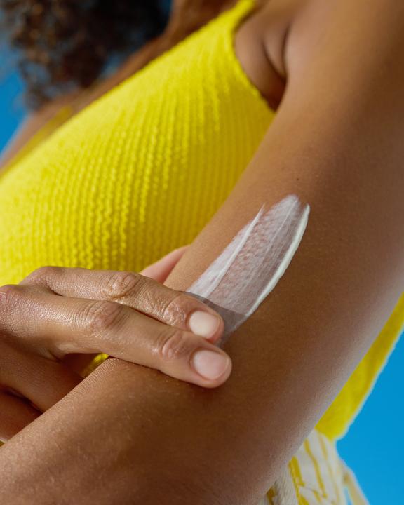 Actual product image NIVEA Schutz & Bräune Sonnnenspray LSF 50 (Sun spray, SPF 50, 200 ml)