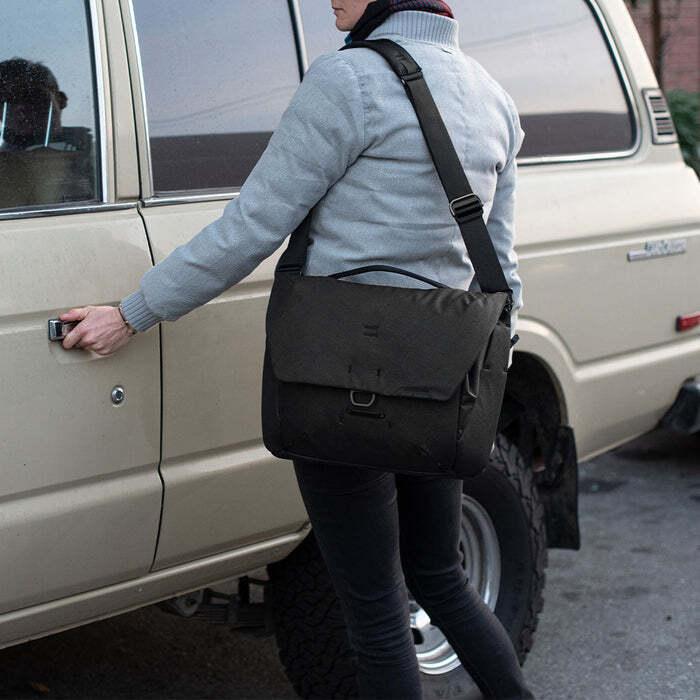Actual product image Peak Design Everyday Messenger 13L camera bag, black (Camera shoulder bag, 13 l)