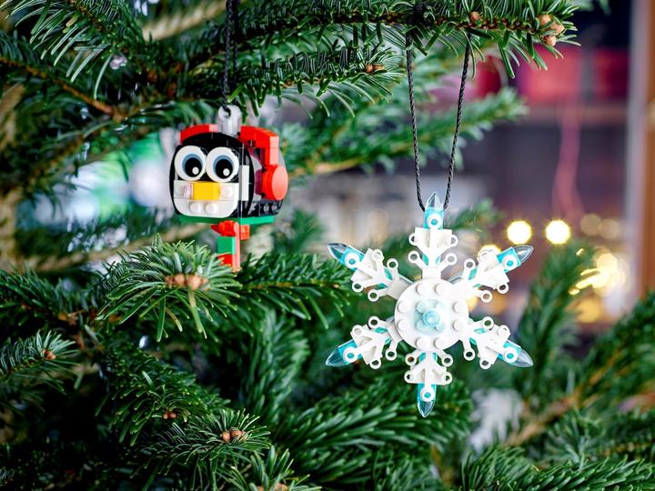 Actual product image LEGO Penguin with snowflake (40572, LEGO DC)