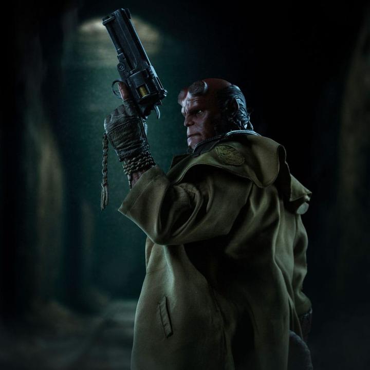 Actual product image Iron Studios Hellboy Deluxe Art Scale Statue 1/4 Hellboy cm