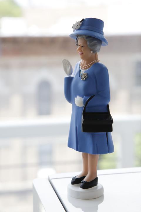 Actual product image Kikkerland Waving Queen