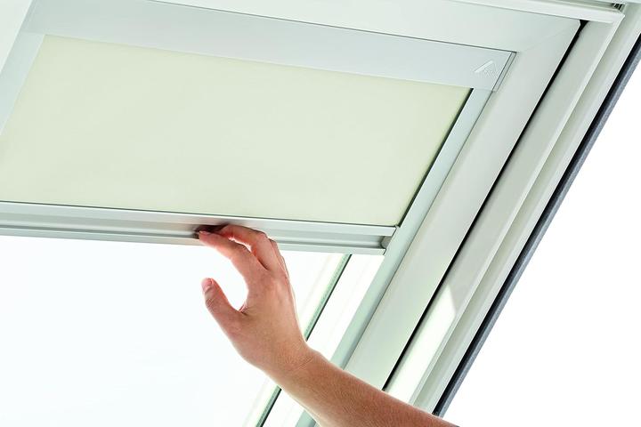 Produktbild Roto Dachfenster-Verdunkelungsrollo ZRV (95 x 98 cm)