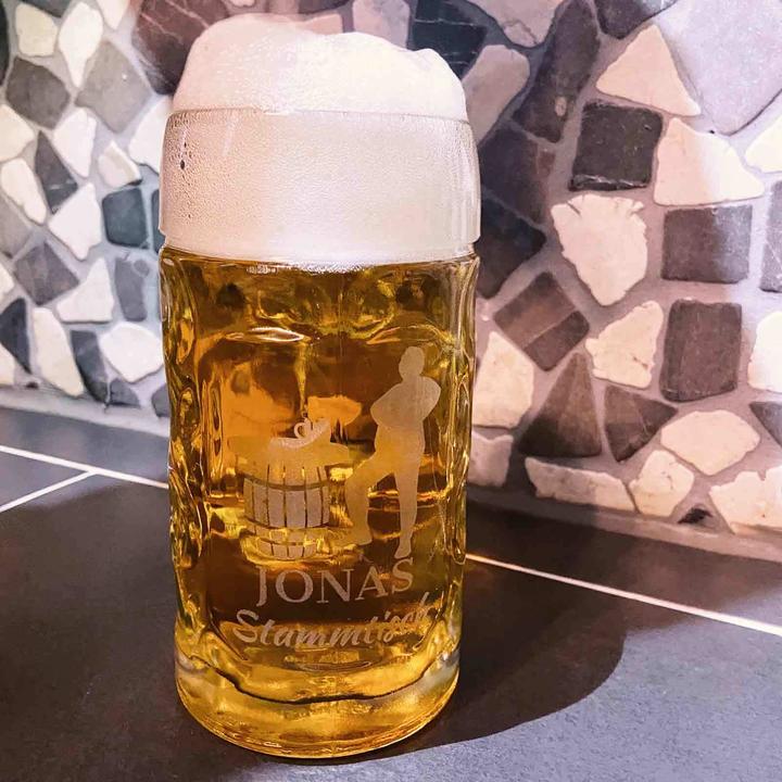 Produktbild Luxentu Legende seit 80 Jahren Bierkrug mit Gravur (0.50 l, 1 x)