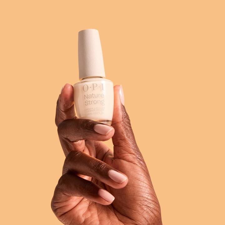 Produktbild OPI Nature Strong Nail Polish Natural Origin Long Lasting Cauliflower Power 15ml (Cauliflower Power, Farblack)