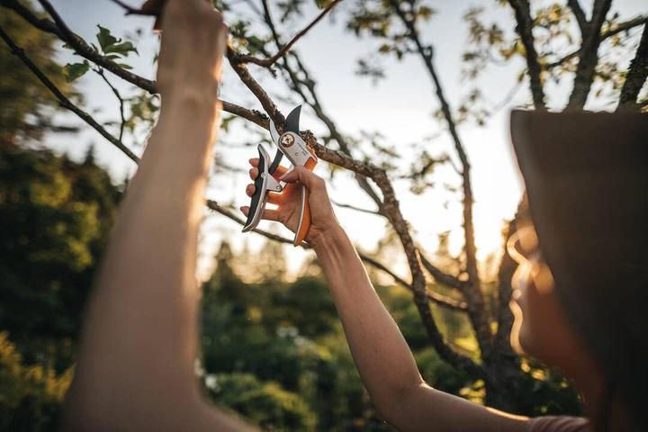 Produktbild Fiskars Plus PowerLever metal secateurs with folding blade (P751)