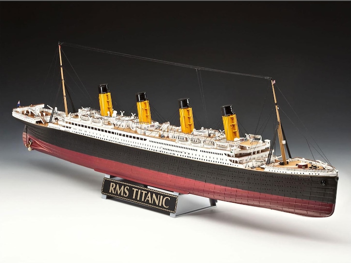 Actual product image Revell Gift set 100 years Titanic