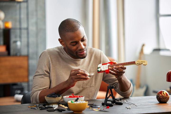 Image du produit LEGO Fender Stratocaster (21329, LEGO Ideas, LEGO difficiles à trouver)