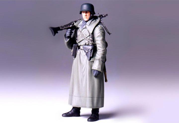 Tamiya 1:16 WWII figure German soldier with coat and machine gun