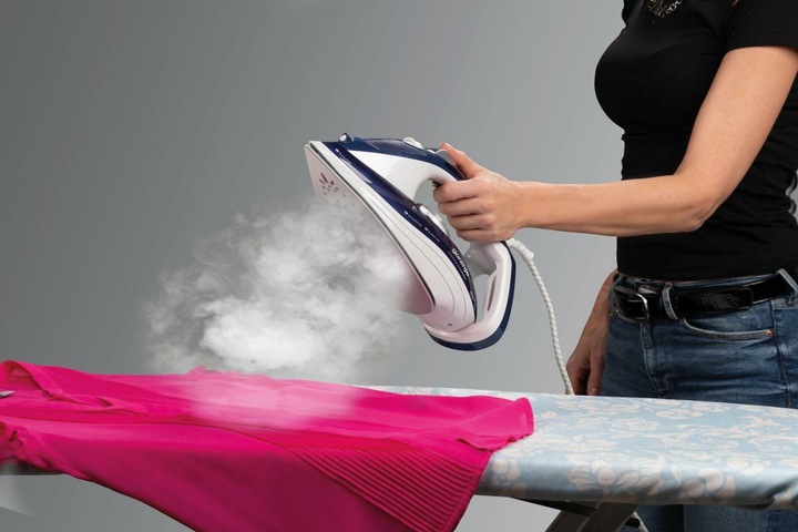 Actual product image Gorenje Steam Iron SIH2600BLC Steam Iron, 2600 W, Water tank capacity 350 ml, Continuous steam 30 g/min, Blu (2600 W, 95 g/min)