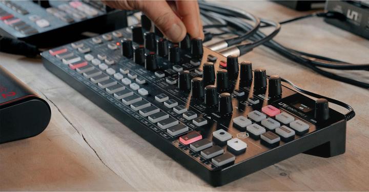 Produktbild IK Multimedia UNO Synth PRO X