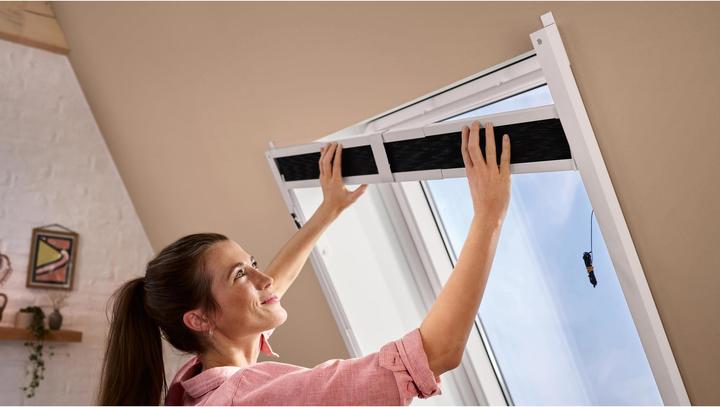 Actual product image tesa Aluminium pleated insect screen for roof windows, roller blind, telescopic, easy installation (164 x 102 cm)