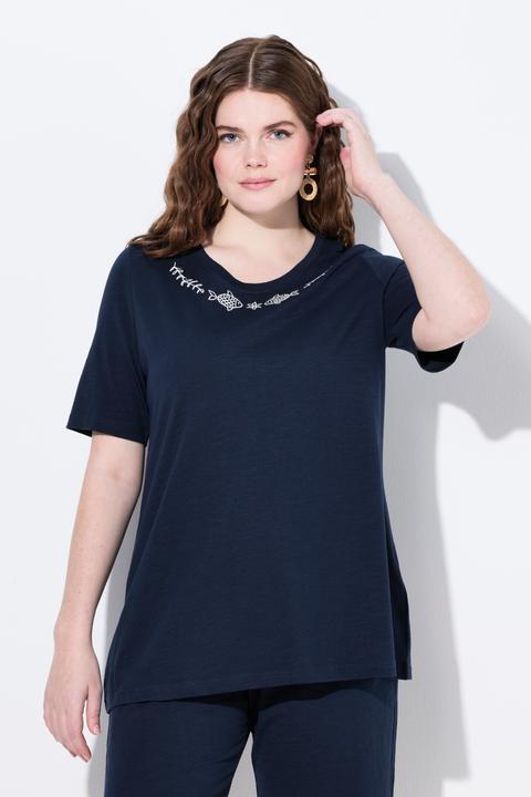 Immagine prodotto Ulla Popken T-shirt in cotone biologico con ricami, scollo a girocollo e mezze maniche (54)