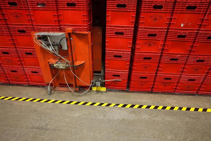 Produktbild Brady B-514, ToughStripe, Bodenmarkierbänder, Polyester, schwarz/gelb, 50,8mm x 30m (104317) (50.80 mm)