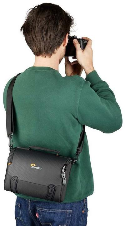 Actual product image Lowepro Adventura SH 140 III Green Line (3 l)