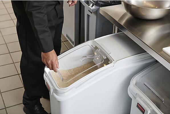 Actual product image Rubbermaid lockable box storage system white 79 L including sliding lid and spade, on castors