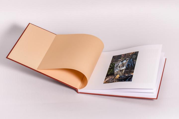 Actual product image Steve McCurry Lesen. Exklusive Sonderausgabe des Foto-Bestsellers (German, Paul Theroux, 2024)