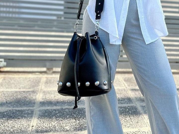 Image du produit Only-Bags.Store Bucket Bag en cuir noir, sac en cuir clouté, sac à bandoulière, sac crossbody, en cuir pleine fleur