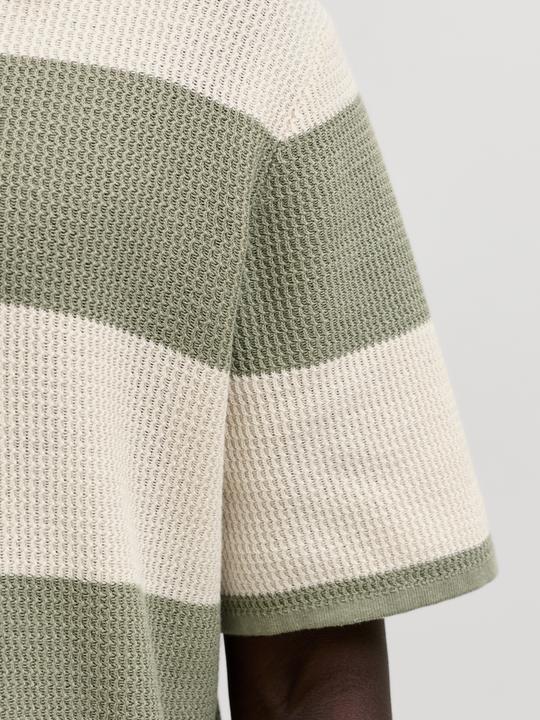 Produktbild Jack & Jones Jorliam Knit Stripe Split Neck Styd Ss26 (S)