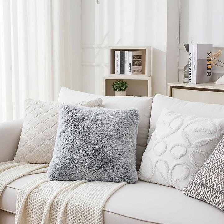 Produktbild Douceur D'intérieur Flauschiges Dekokissen 45x45 cm - Traumhaft weicher Kissenbezug in Fell-Optik, Graues Kunstfell (45 x 45 cm)