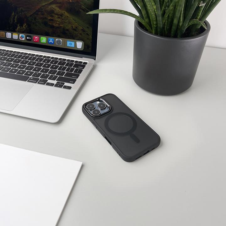 Actual product image Hurtel Fashion Case MagSafe for iPhone 16 - black (Apple iPhone 16)