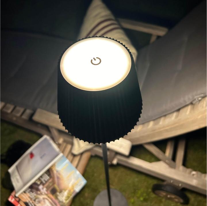 Actual product image Brilliant LED-Akku-Stehleuchte Macobo, 3,4W, 340lm, 3000K, schwarz (340 lm)