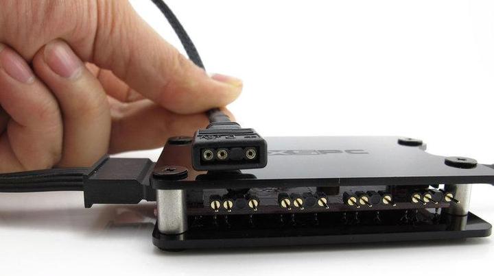 Produktbild XSPC 8-fach, 3-Pin, 5V, Addressable RGB Splitter Hub - SATA Powered