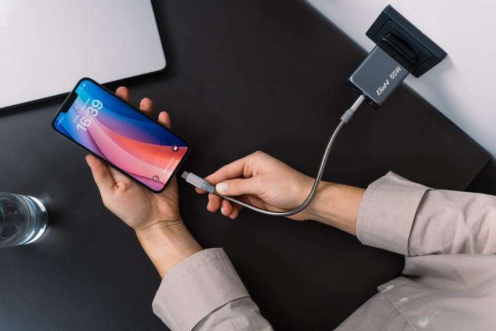 Actual product image Verbatim GNC-65 GaN Charger (65 W, 3 ports)