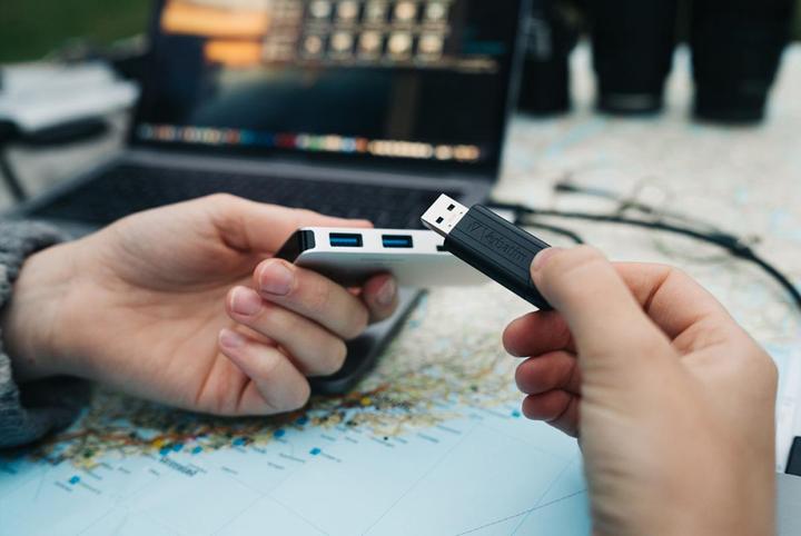 Image du produit Verbatim Clé USB PinStripe (128 Go, USB-A)