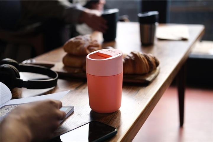 Image du produit Joseph Joseph Sipp Travel Mug 340ml, corail