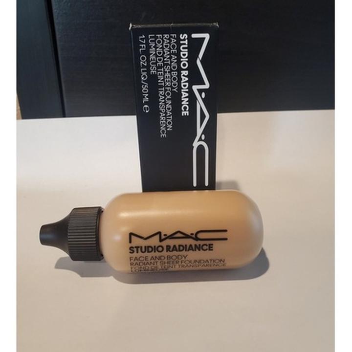 Produktbild MAC Cosmetics Studio Radiance Face and Body Radiant Sheer Foundation (C0)