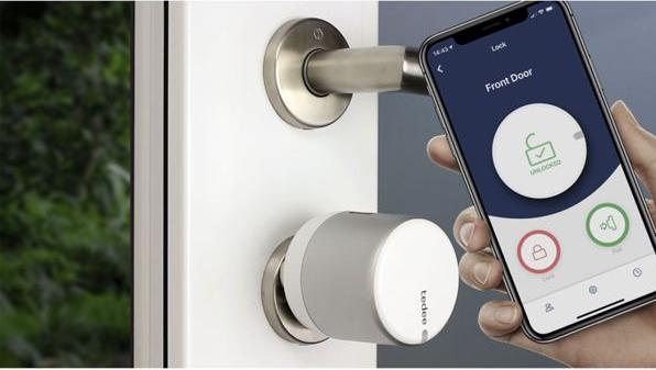 Actual product image Tedee GO door lock silver (Smartphone)