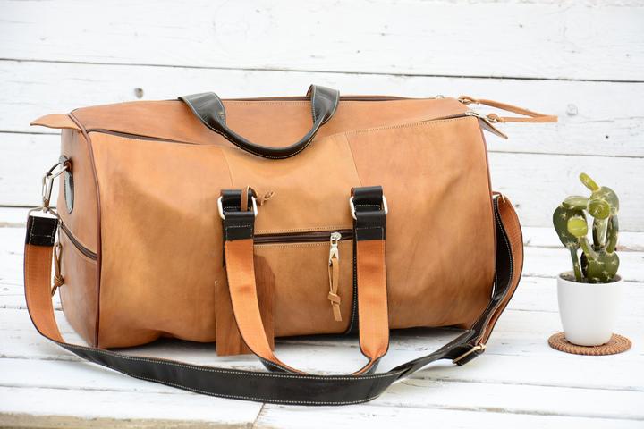 Produktbild Only-Bags.Store Seesack aus hellbraunem Leder mit schwarzem Riemen, Wochenendtasche im Vintage-Look