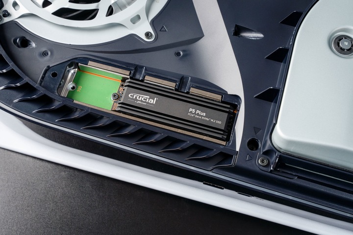 Immagine prodotto Crucial P5 Plus with Heatsink (1000 GB, M.2 2280)