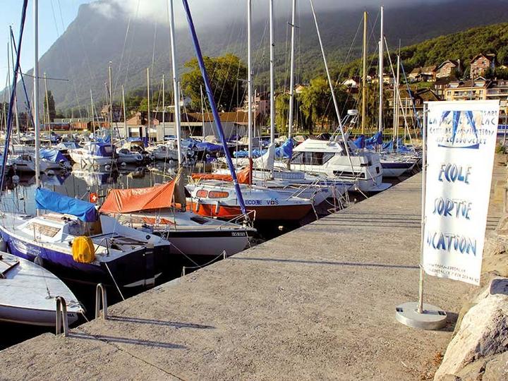 Immagine prodotto Smartbox Ungewöhnliche Übernachtung für 4 Erwachsene an Bord des Segelschiffs auf dem Genfer See (4 Persone)