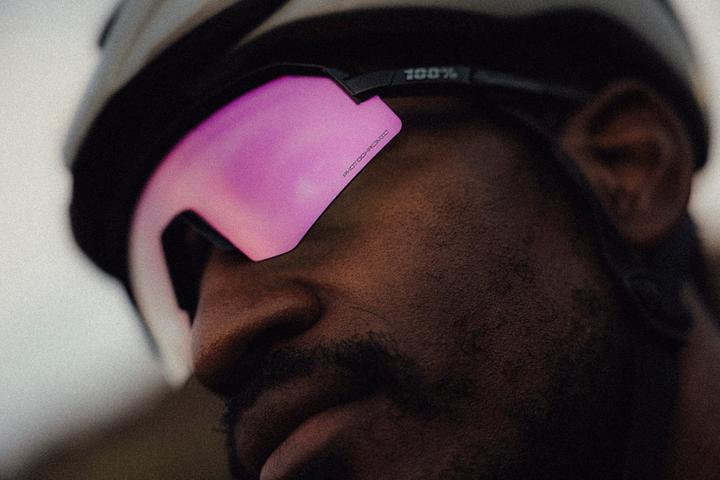 Actual product image 100% Slendale Sl (Gloss Black, Photochromic Purple Mirror)