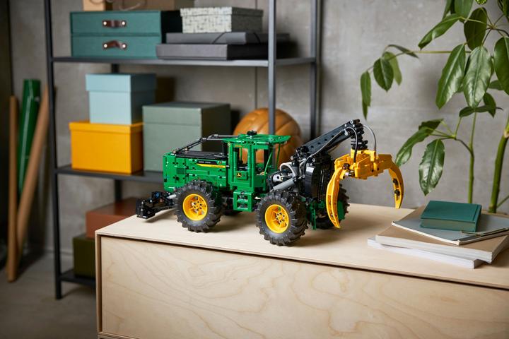 Actual product image LEGO John Deere 948L-II Skidder (42157, LEGO Technic)
