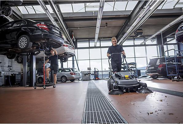 Immagine prodotto Kärcher Spazzatrice KM 70/30 C BP con 2 spazzole laterali