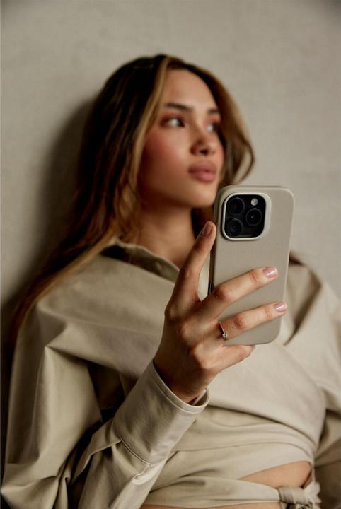 Produktbild Decoded AntiMicrobial Silicone Backcover with MagSafe for iPhone 16 Pro - Gray (Apple iPhone 16 Pro)