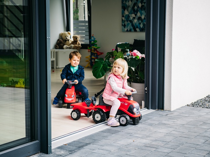 Produktbild Falk Toys Rutschfahrzeug Tret-Traktor mit Anhänger