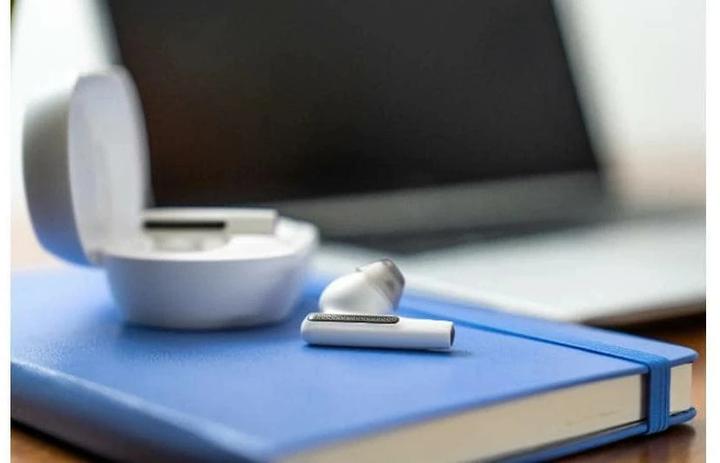 Actual product image Poly Voyager Free 60+ UC M White Sand Earbuds (ANC, 8 h, Wireless)