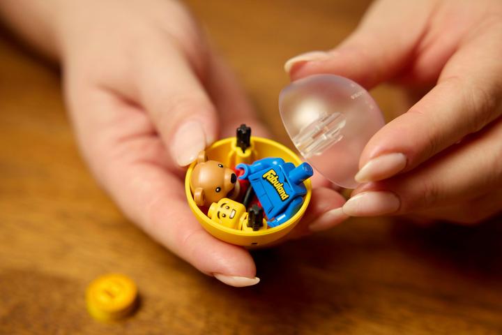 Produktbild LEGO Spielzeugautomat mit Minifiguren (21358, LEGO Ideas)
