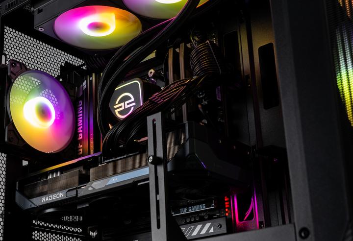 Produktbild PCSpecialist V9 - Ryzen 7 9070XT (2000 GB, 32 GB, AMD Ryzen 7 9800X3D, Radeon RX 9070 XT)