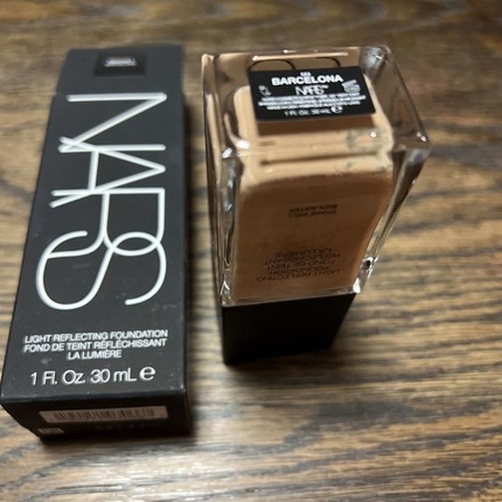 Immagine prodotto NARS Cosmetics Fondazione che riflette la luce (Barcellona)