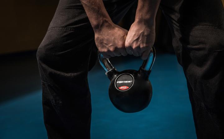 Produktbild Sport-Thieme Kettlebell gummiert mit glattem Chrom-Griff (1 x 8 kg)