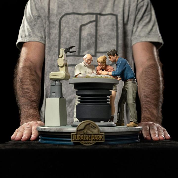 Actual product image Iron Studios Jurassic Park Scale Statue 1/10 Dino Hatching 23 cm